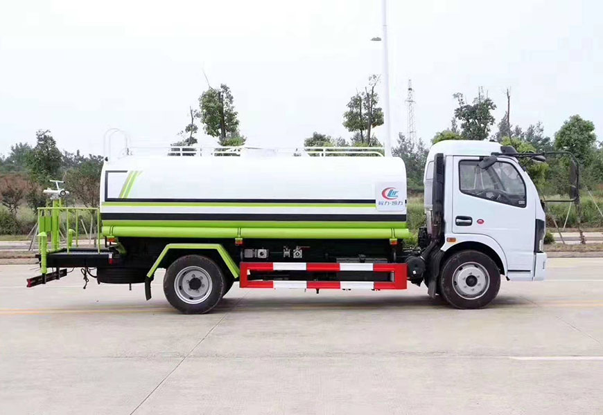 東風(fēng)專(zhuān)底D1灑水車(chē)圖片