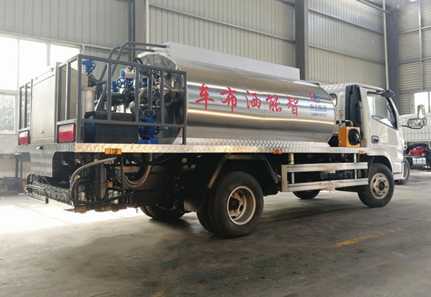 國(guó)六東風(fēng)4方瀝青灑布車(chē)