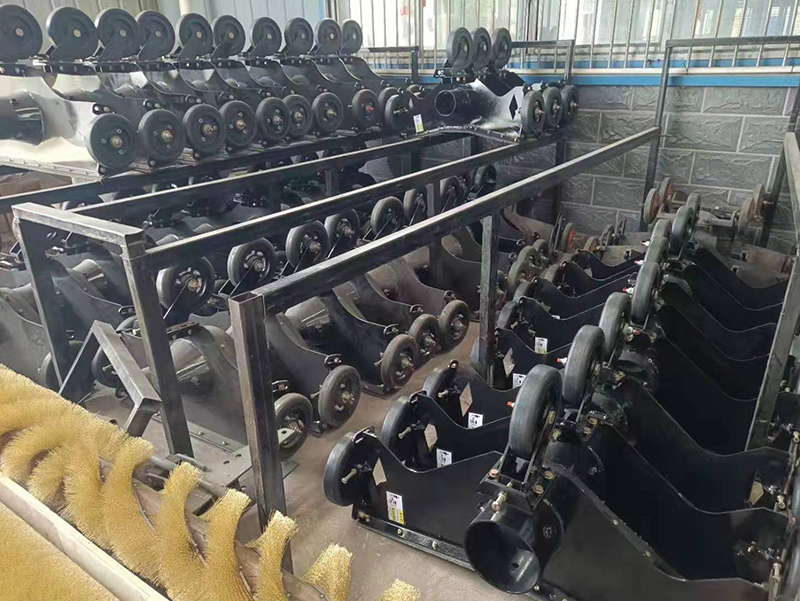 程力集團(tuán)環(huán)衛(wèi)除雪掃路車車間各原材料零配件備滿倉(cāng)庫(kù)